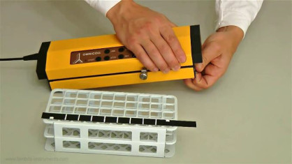 Place the coding band in the X-axis holder and insert into the desired slot of the control unit, with white stripes facing up.